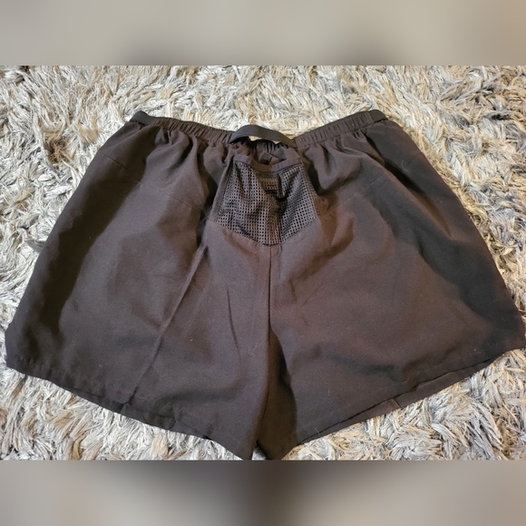 Brooks for Women~Belted & Lined Run, Hike or Water Short w/Rear Mesh Pocket in L - Picture 2 of 7